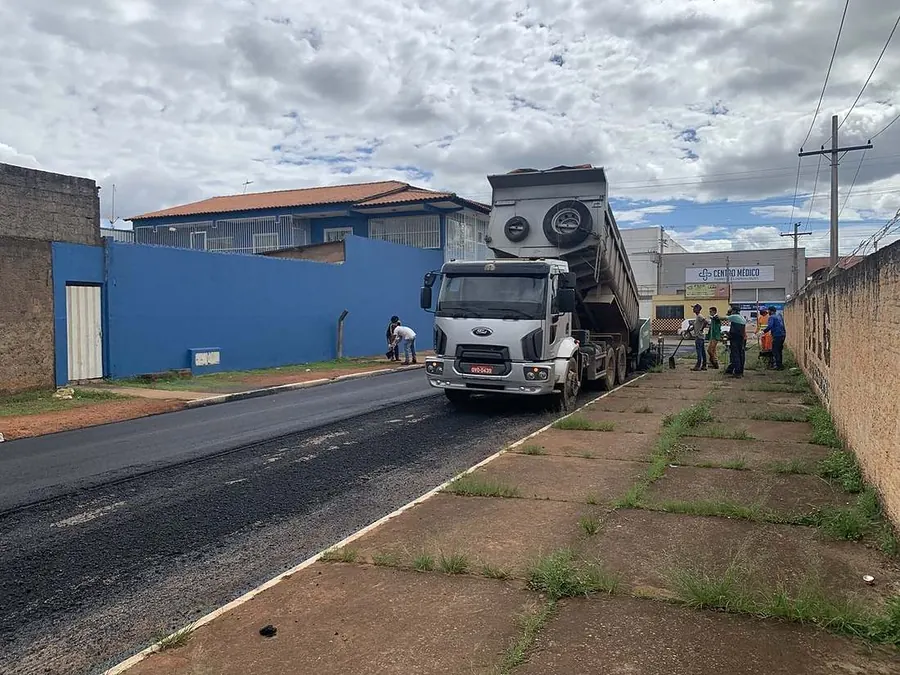 Caminhão basculante descarregando material
