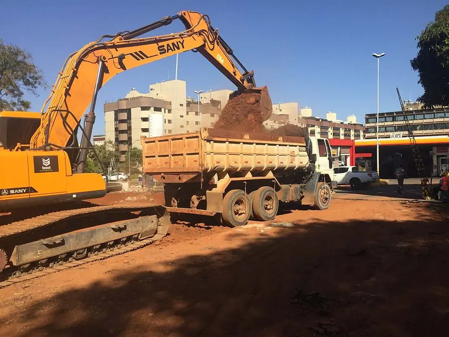 Escavadeira hidráulica carregando caminhão