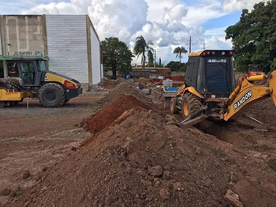 Retroescavadeira em obra urbana